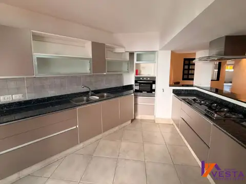 Casa 6 ambientes con 2 baños