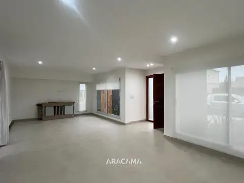 Casa en Venta con 3 cocheras