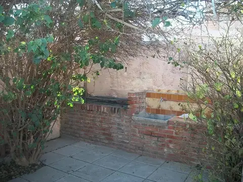 Casa con dos locales comerciales sobre Avda. en Alta Gracia