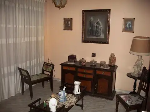 Casa con dos locales comerciales sobre Avda. en Alta Gracia