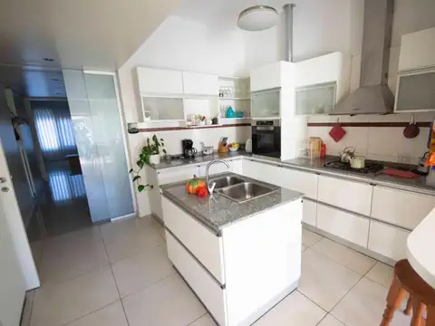 Casa reci muy buena ubicación Olivos VL , pileta dto huesped