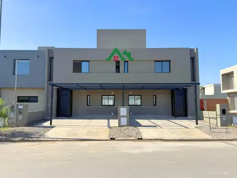 Casa tipo dúplex a estrenar en Colinas de Manantiales – 3 dormitorios, patio y cochera doble