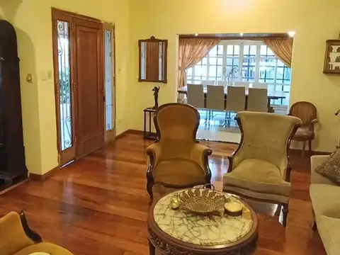 Casa 13 ambientes con 4 baños