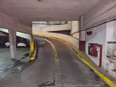 Venta Cochera Fija  por rampa Recoleta seg 24 hs