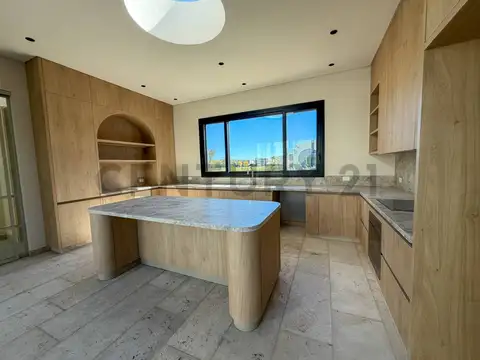 Casa 6 ambientes con 4 baños