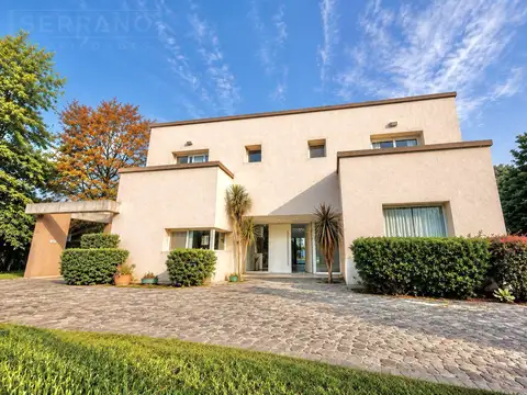 NOE. Venta casa 4 dormitorios  sobre lote de 1460m2 en Barrio Parque Sakura, Exaltacion de la Cruz. APTA CRÉDITO
