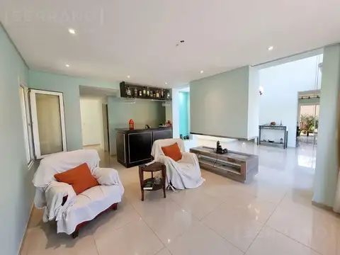 Casa en Venta con 4 cocheras