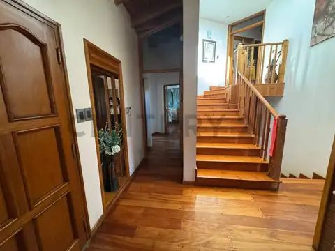 Casa 8 ambientes con 5 baños