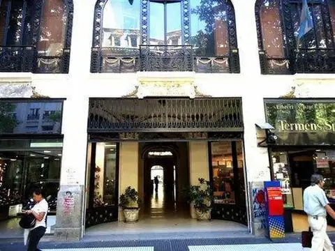 Regias oficinas ubicadas en el histórico edificio -Pasaje Urquiza- con salida a 2 calles.  Esta divi