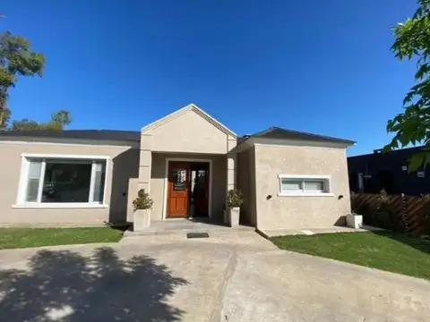 Alquiler de Impecable Casa  en Barrio Santa Lucia, Pilar del Este, moderna con pileta