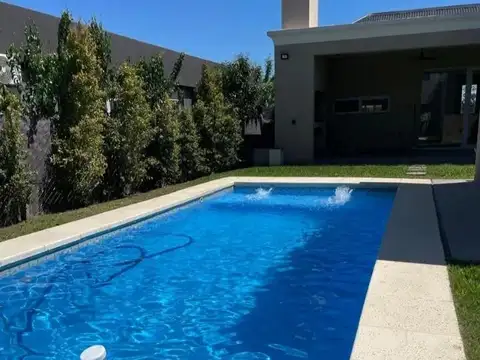 Casa en Alquiler con 3 cocheras
