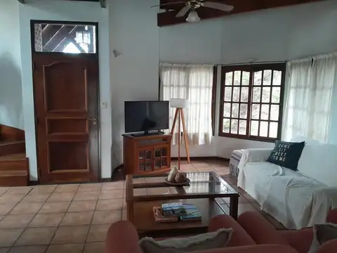 Casa en Alquiler con 2 cocheras