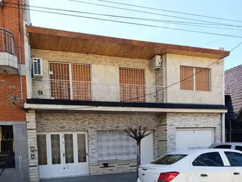 CASA EN DOS PLANTAS DE 7 AMBIENTES 2 COCHERAS EXCELENTE ZONA