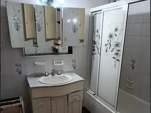 CASA EN DOS PLANTAS DE 7 AMBIENTES 2 COCHERAS EXCELENTE ZONA