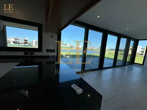 Casa en Venta con 4 cocheras