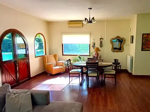 Casa 6 ambientes con 2 baños