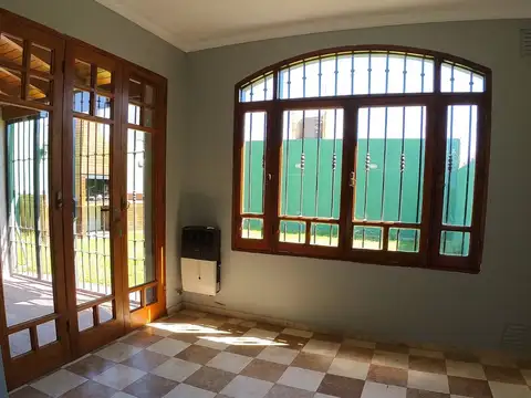 Casa en Alquiler con 2 cocheras
