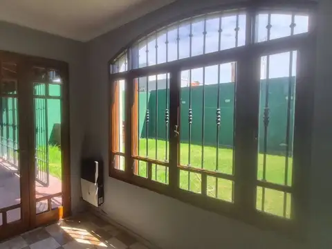 Casa 8 ambientes con 3 baños