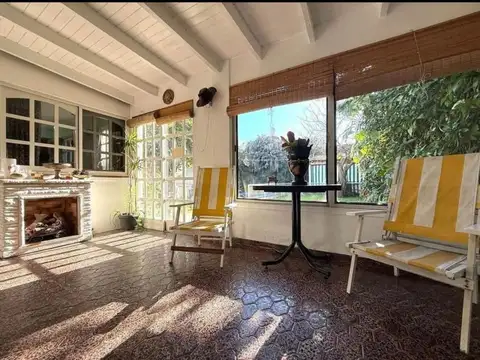Casa 7 ambientes con 2 baños