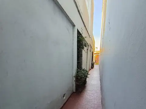 VENTA CASA GRANDE LOTE PROPIO 8,66 X 33,50 FLORES