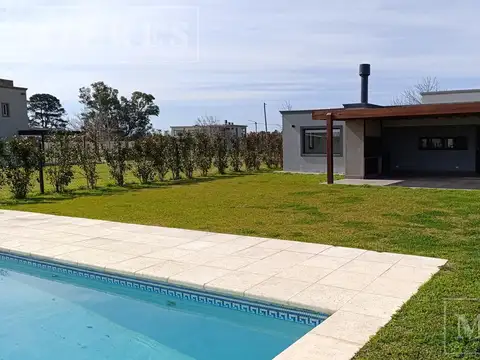 Casa 4 ambientes con 2 baños