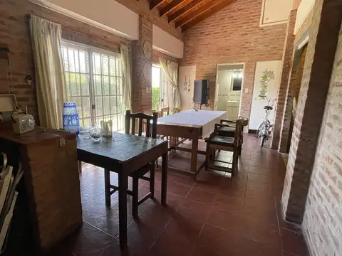 Hermosa Casa 4 Ambientes Sobre Doble Lote Con Parque, Quincho Y Parrilla