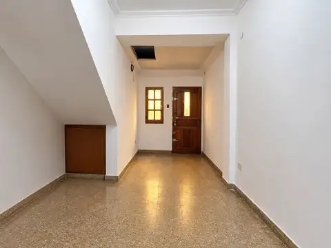CASA DOS DORMITORIOS CON COCHERA