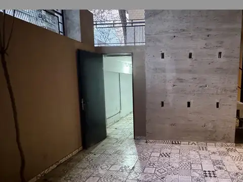 Local comercial con patio y deposito en Palermo