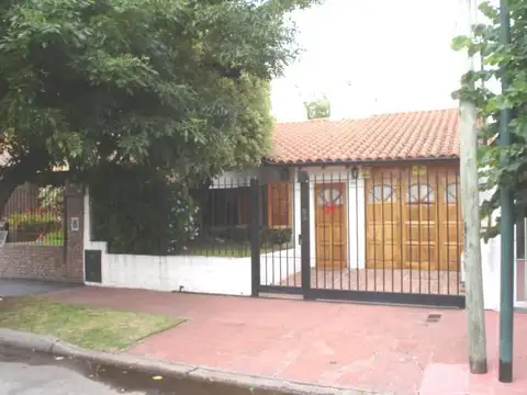 Casa 3 ambientes jardín- Martinez