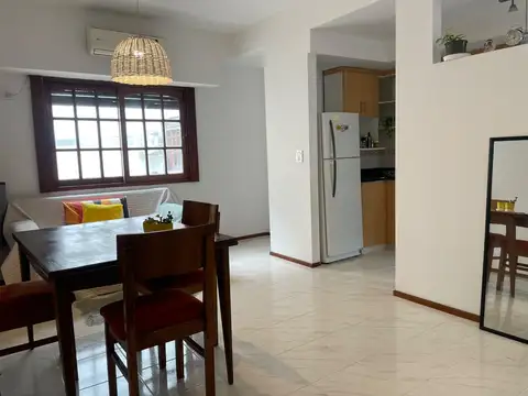 Impecable PH de 4 ambientes con family room y 2 dormitorios  -  Tiene jacuzzi Propio
