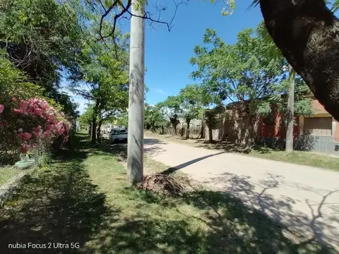 ¡Se vende casa con alma a reciclar, llena de posibilidades y con todos los servicios en propiedad horizontal!