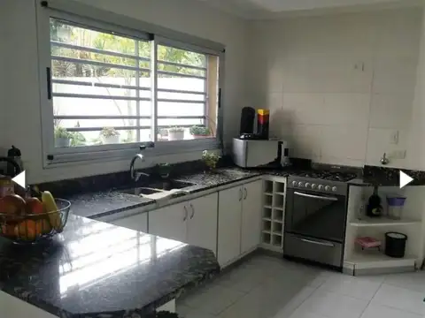 Casa en venta - 3 Dormitorios 4 Baños - Quilmes