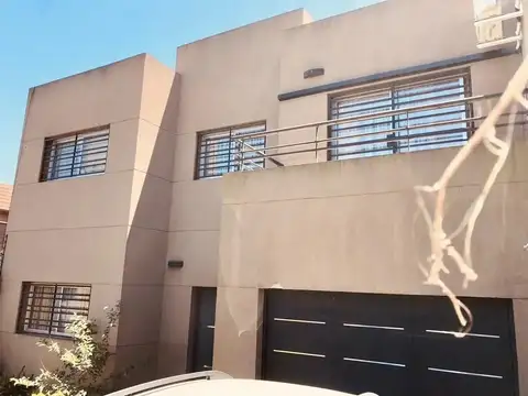 Casa en venta - 3 Dormitorios 4 Baños - Quilmes