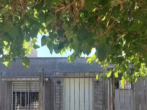 Venta Casa con pileta en La Consulta - San Carlos