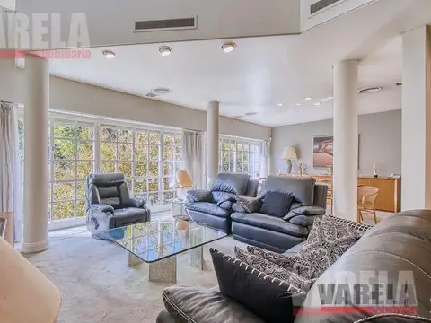 Chivilcoy 300 Casa 3 Plantas. 2 Cocheras. 2 Dep. serv. Ascensor. Jardín. Parrilla. Tza.