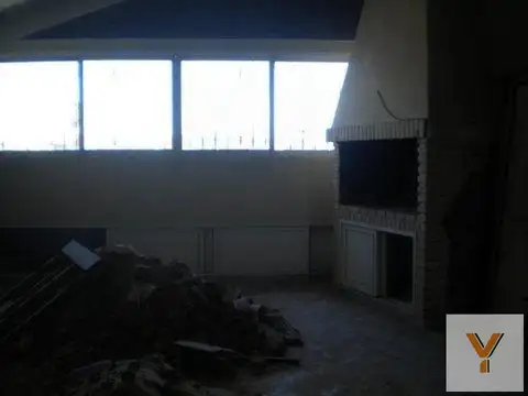 Casa 8 ambientes con 4 baños