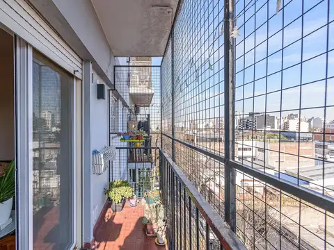 VENTA DE DEPARTAMENTO DE 3 AMBIENTES CON BALCÓN FLORES