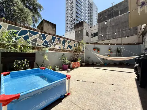 VENTA - DEPARTAMENTO 2 DORMITORIOS CON PATIO Y COCHERA - CENTRO