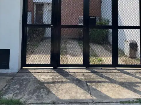 CASA DE 3 DORMITORIOS, PATIO Y PILETA