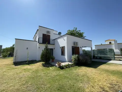 CASA 3 DORMITORIOS