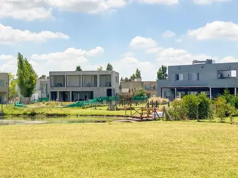 Casa 8 ambientes con 3 baños