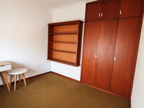 VENTA CASA 5 AMB,PATIO Y GARAGE, B° CONSTITUCIÓN