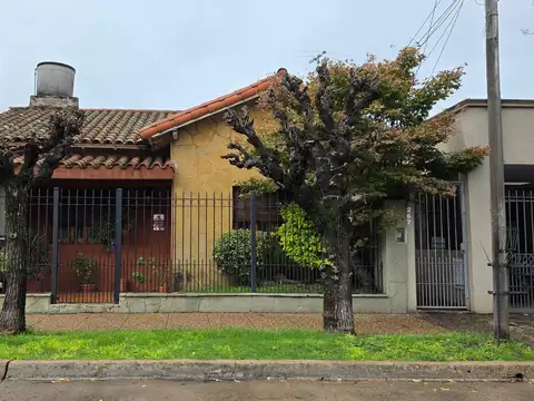 Venta de Casa 3 ambientes en Haedo Norte.