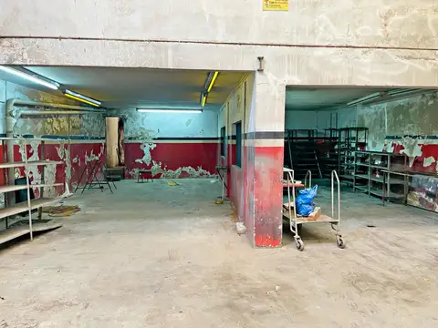 Alquiler galpon de 434m2 con oficinas y baños, Abasto