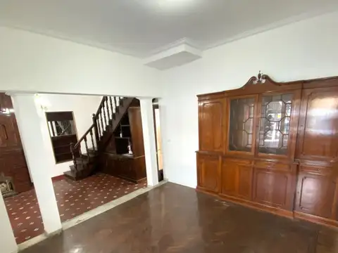 Impecable chalet de 5 ambientes con patio y quincho, en San Justo centro! Escucha oferta!