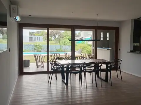 Casa en Alquiler con 2 cocheras