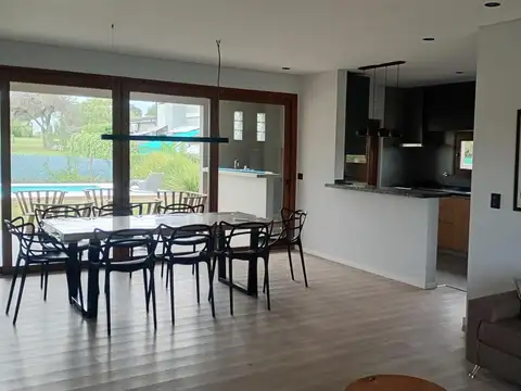 Casa 4 ambientes con 3 baños