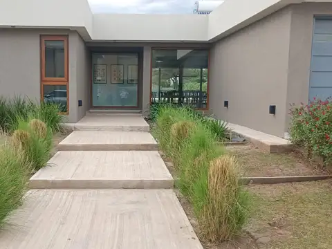 Casa en Alquiler en Valle del Golf, $ 2.400.000