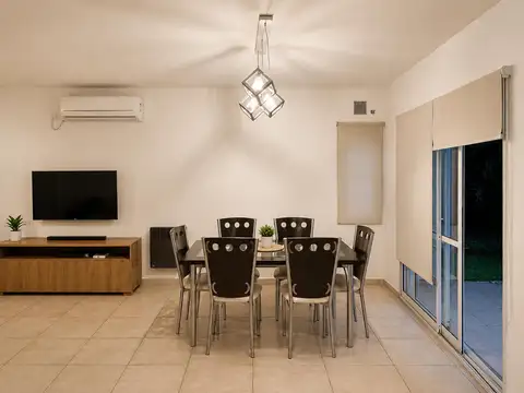 Casa de tres dormitorios con jardín, pileta y doble cochera en Fisherton