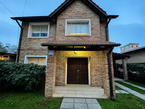 Casa de tres dormitorios con jardín, pileta y doble cochera en Fisherton
